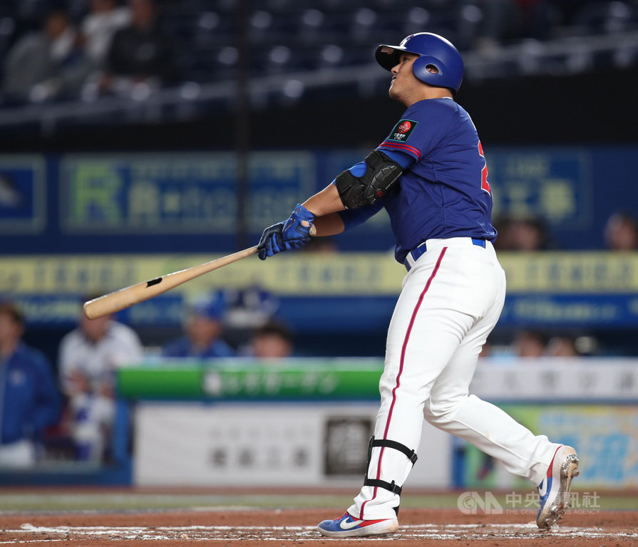 2019世界12強棒球賽複賽,中華隊12日晚間在日本千葉ZOZO球場對戰韓國隊,7局上中華隊陳俊秀敲出全壘打,帶有3分打點。中央社記者張新偉千葉攝 108年11月12日