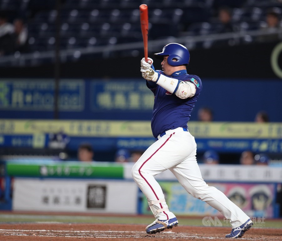 2019世界12強棒球賽複賽,中華隊12日晚間在日本千葉ZOZO球場交手韓國隊,9局上,中華隊林泓育敲出安打,帶有一分打點。中央社記者張新偉千葉攝 108年11月12日