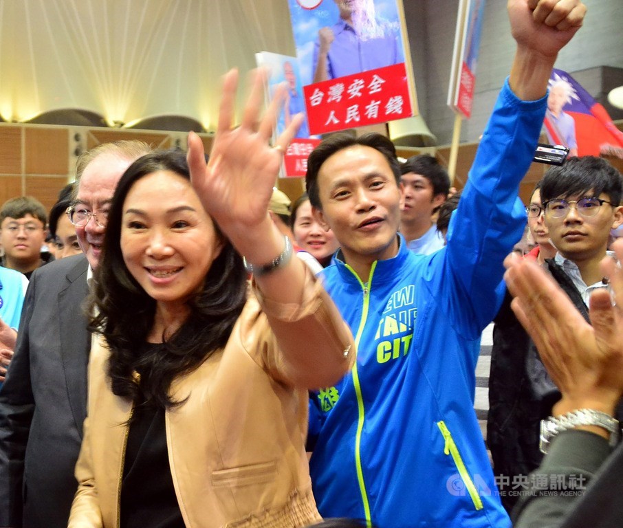 國民黨總統參選人韓國瑜力拚大選,太太李佳芬(前)成為最佳助選員,不僅在國內行程滿檔,甚至代夫出征跨海拉票,儼然是最強分身。圖為李佳芬9日出席新北市雲林同鄉會會員代表大會。中央社記者黃旭昇新北市攝 108年11月9日