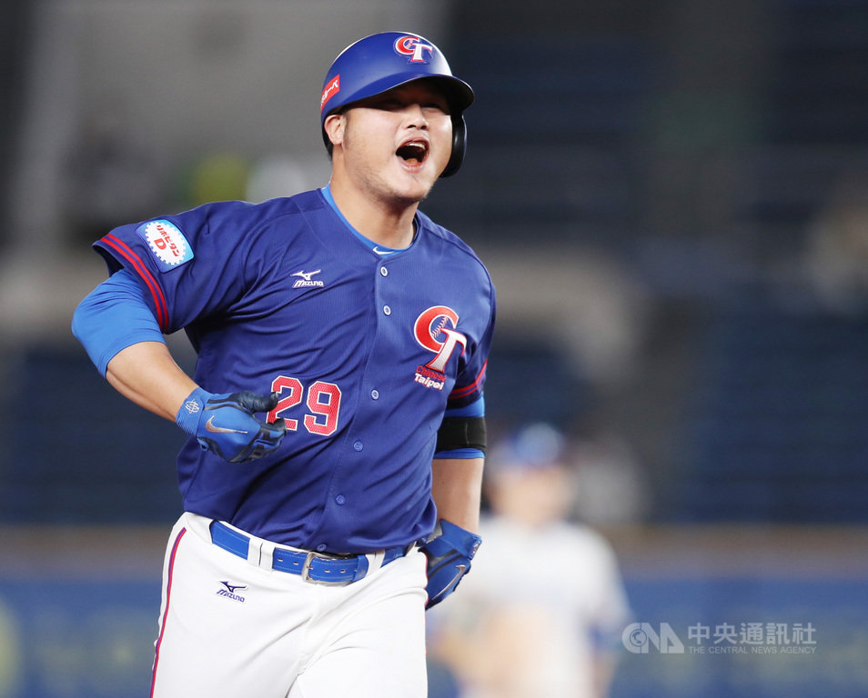 2019世界12強棒球賽複賽,中華隊12日晚間在日本千葉ZOZO球場對戰韓國隊,7局上陳俊秀轟出3分砲,中華隊以6比0領先。陳俊秀跑過三壘時開心吶喊。中央社記者張新偉千葉攝 108年11月12日