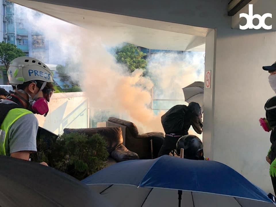 香港城市大學「城市廣播」表示,防暴警察12日上午在宿舍範圍內發射超過5枚催淚彈。(圖取自facebook.com/cityusu.cbc)