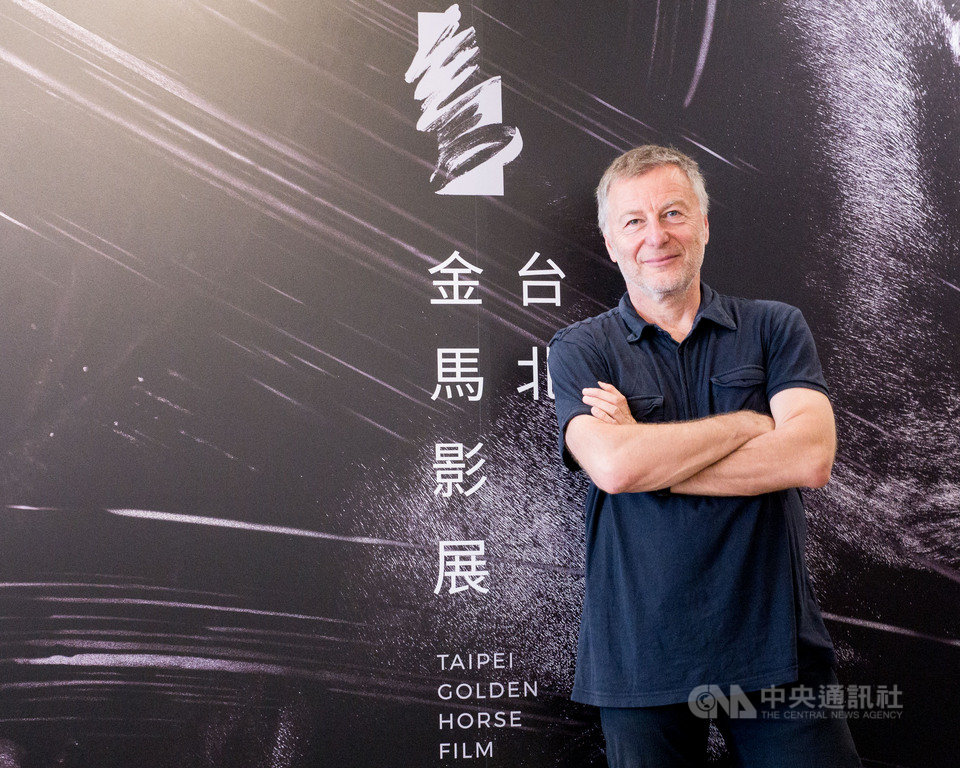 馬其頓籍導演米丘曼契夫斯基(Milcho Manchevski)獲選第56屆金馬影展焦點導演,並帶著新作「生之柳」造訪金馬影展。他12日在台北接受媒體聯訪時,將自己比喻成立體派畫家,在破碎片段中的作品拿捏平衡。中央社記者洪健倫攝 108年11月12日