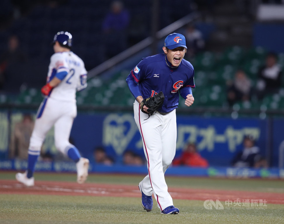 2019世界12強棒球賽複賽,中華隊12日晚間在日本千葉ZOZO球場對戰韓國隊,7局下左投陳冠宇(前)登板中繼,化解危機後,吶喊振奮士氣。中央社記者張新偉千葉攝 108年11月12日