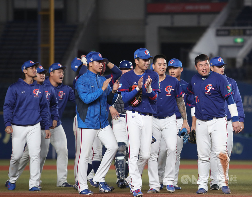 2019世界12強棒球賽複賽,中華隊12日晚間在日本千葉ZOZO球場對戰韓國隊,最終以7比0完封韓國隊,拿下漂亮一勝。賽後中華隊選手在場中開心慶祝。中央社記者張新偉千葉攝 108年11月12日