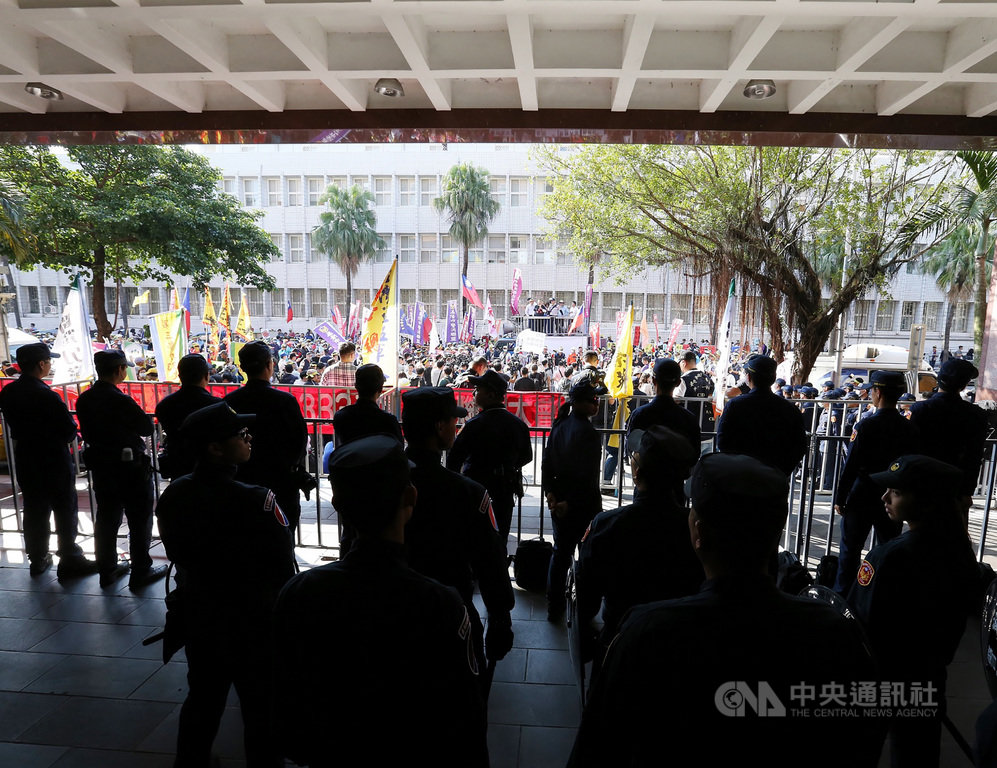 太陽花學運行政院驅離案,台北市警察局遭判賠,引發部分警界人士不滿,中華民國退休警察人員協會總會12日動員前往台北地方法院和行政院集會遊行,警方嚴加戒備。中央社記者郭日曉攝 108年11月12日
