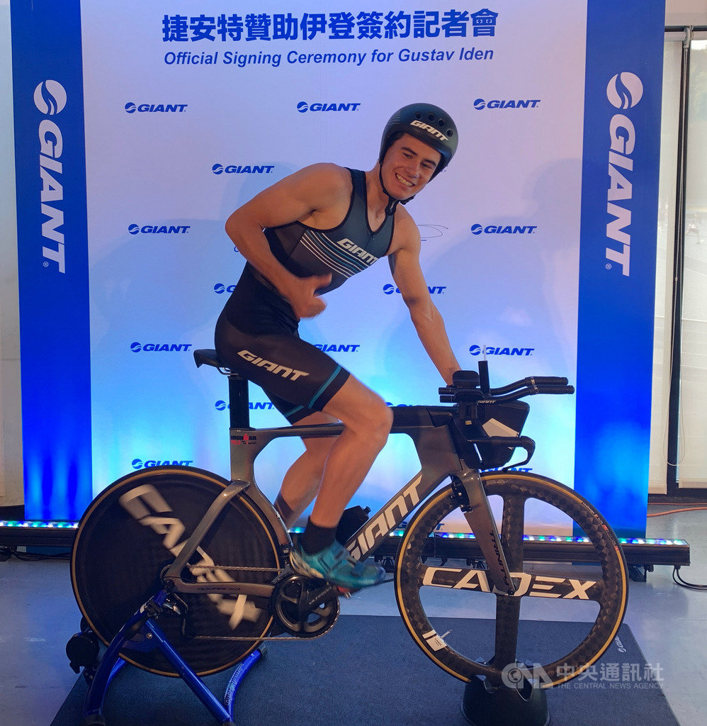 挪威三鐵好手艾登(Gustav Iden)受邀來台參加活動,12日與台灣自行車品牌捷安特簽約合作,贊助商也贈送他一輛全新戰駒,艾登表示,若有機會,希望2021年能再次訪台。中央社記者龍柏安攝 108年11月12日