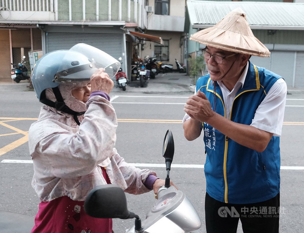 國民黨嘉義縣立委第2選區開放參選,不提名特定人士代表黨參選,具國民黨籍、表態參選的許能通(右)13日對此表達失望,但仍勤於拜票,將參選到底。(許能通提供)中央社記者蔡智明傳真 108年11月13日
