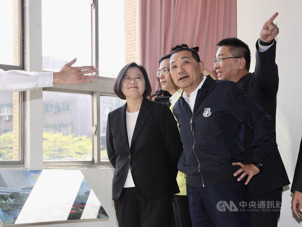 總統蔡英文(前左)13日在新北市保二總隊基地出席「警消社會住宅及辦公廳舍公辦都更專案里程碑」記者會,內政部長徐國勇(後右)、新北市長侯友宜(前右)陪同出席,聽取簡報。中央社記者張皓安攝 108年11月13日