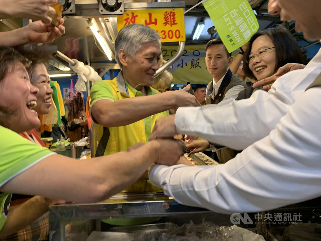 總統蔡英文(右)13日在新北市汐止區陪同民進黨立委參選人賴品妤到黃昏市場拜票,受到民眾熱烈歡迎,不少攤商爭相與蔡總統握手。中央社記者葉臻攝 108年11月13日