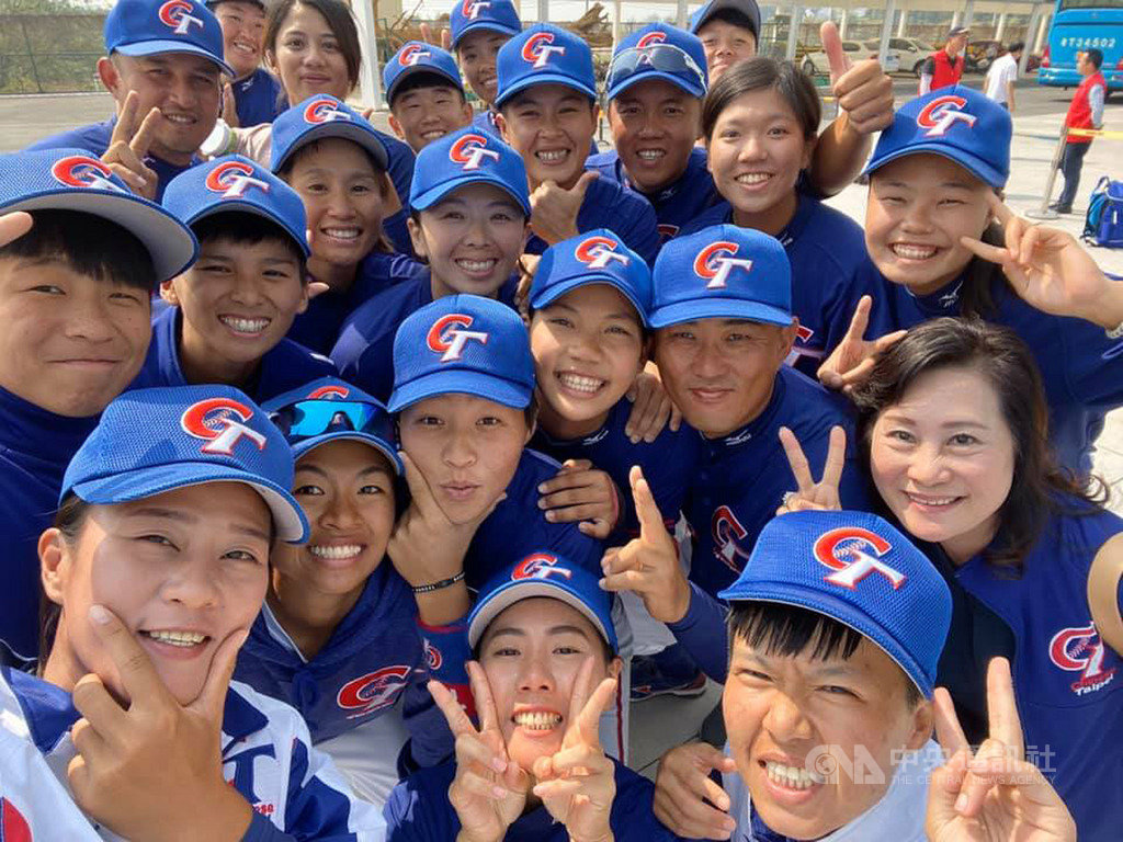 2019年第2屆亞洲女子棒球錦標賽,中華隊(圖)13日複賽首戰與日本隊交手,中華隊守備失誤多,加上打線受制,以1比16、4局吞敗,14日將與中國隊交手,力拚冠軍戰門票。(中華女棒隊教練顏良吉提供)中央社記者謝靜雯傳真 108年11月13日