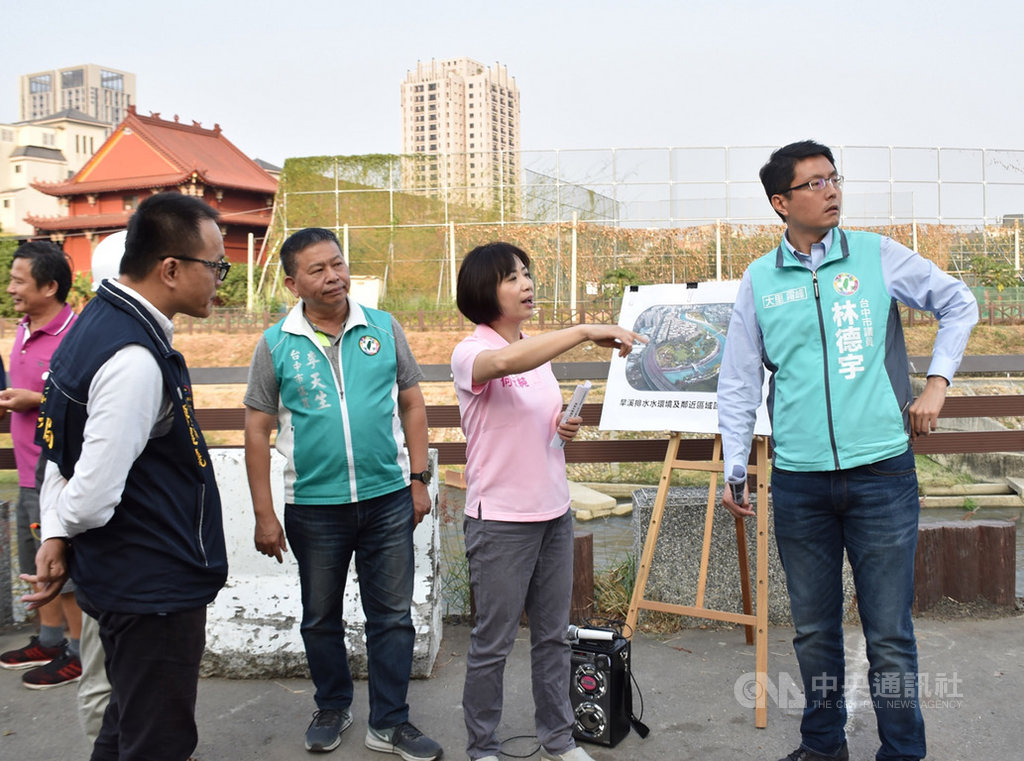 民進黨台中市立委參選人何欣純(右2)與同黨籍台中市議員林德宇(右)、李天生(右3)等人13日一同前往視察旱溪排水水環境及鄰近區域設施改善工程進度。中央社記者趙麗妍攝 108年11月13日
