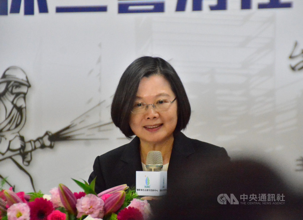 總統蔡英文13日出席保二警消社宅及廳舍都更專案里程碑說明會,蔡總統致詞表示,為體現居住正義、照顧人民,預計明年提供民眾租屋租金補貼,從6萬戶增加到12萬戶。中央社記者黃旭昇新北攝 108年11月13日