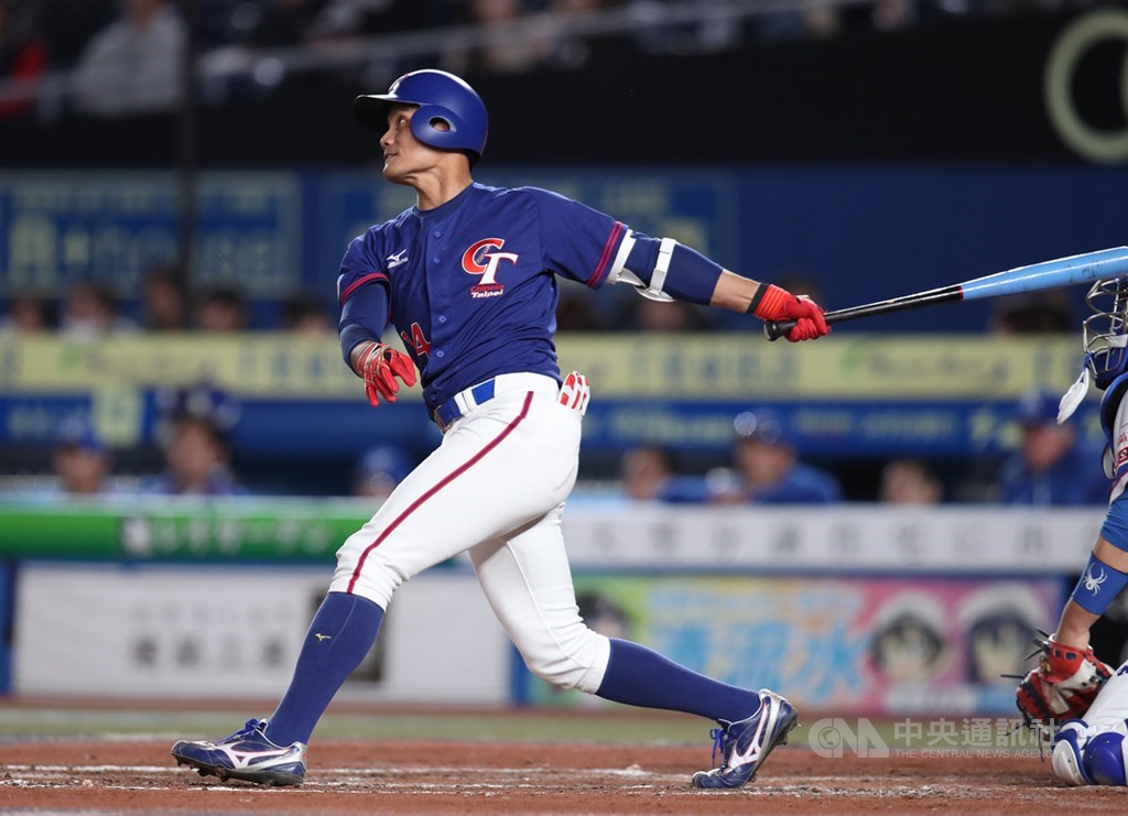 2019世界12強棒球賽複賽,中華隊12日晚間在日本千葉ZOZO球場對戰韓國隊,4局上王勝偉(圖)敲出安打,帶有一分打點,中華隊以3比0領先。中央社記者張新偉千葉攝 108年11月12日