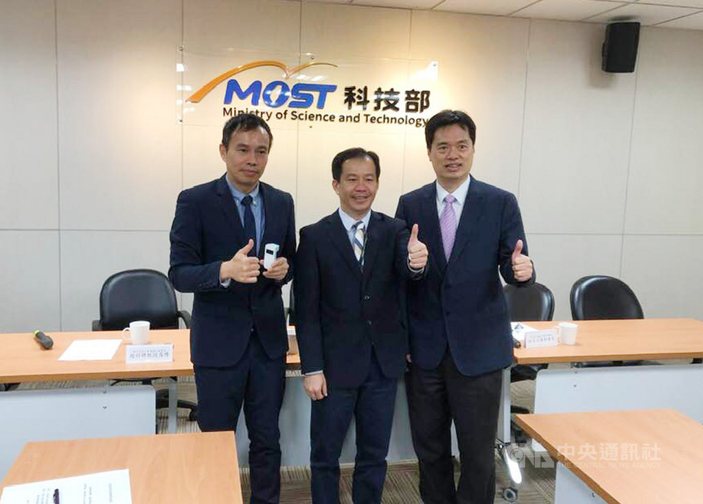 交通大學電機工程系特聘教授趙昌博(左)的團隊開發「非侵入式血流感測器」,利用光學儀器測量血流速度、血壓等數值。同時與新光醫院腎臟科醫師林秉熙(右)合作,蒐集病友使用後的數據資料。中央社記者吳柏緯攝 108年11月13日