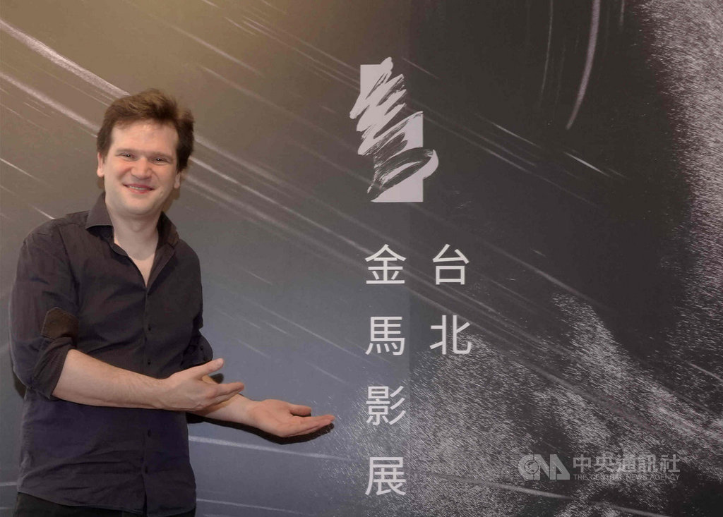 德國電影導演史凡塔迪肯(Sven Taddicken)13日下午帶著新片「風暴過後」(The Most Beautiful Couple)造訪2019金馬影展,並出席媒體茶敘,分享創作拍攝與首次造訪台灣的心情。(海鵬影業提供)中央社記者洪健倫傳真 108年11月13日