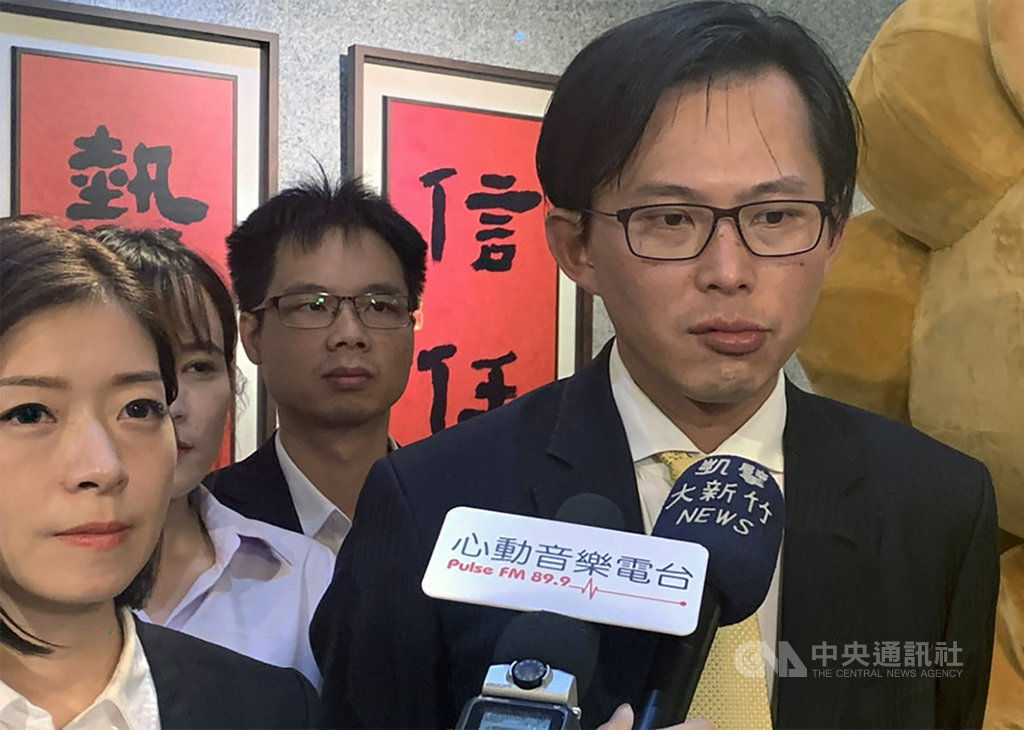 時代力量立委黃國昌(右)13日到竹科參訪時,受訪針對香港政府與學生衝突表示,難以想像竟有警察進入香港中文大學,這是「六四事件翻版」活生生在港上演。中央社記者郭宣彣攝 108年11月13日