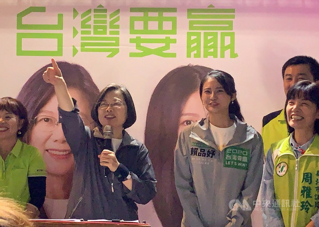 總統蔡英文(左2)13日到新北市汐止區為民進黨籍立委參選人賴品妤(右2)站台,蔡總統稱讚賴品妤很活潑、勤勞,給賴品妤的任務是所有的菜市場都要跑過一遍。中央社記者葉臻攝 108年11月13日