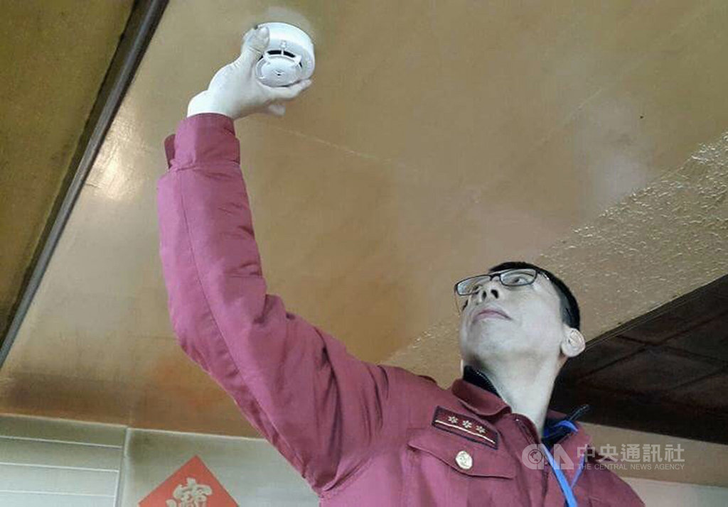 台北市消防局13日表示,「台北市火災預防自治條例」修正草案已送行政院核定,預計年底前上路,未來台北市出租供居住使用的建築物,以及餐廳、飲酒店、便利商店等各類場所消防安全設備設置標準所列的甲類營業場所,都應依「住宅用火災警報器設置辦法」設置住宅用火災警報器。(台北市消防局提供)中央社記者黃麗芸傳真 108年11月13日