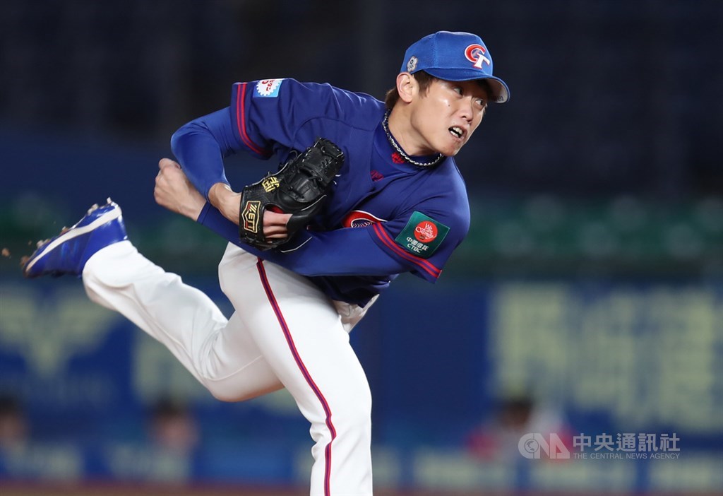 2019世界12強棒球賽複賽12日晚間在日本千葉ZOZO球場舉行,中華隊對戰韓國隊,7局下中華隊由陳冠宇登板。中央社記者張新偉千葉攝 108年11月12日