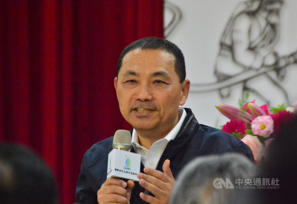 新北市長侯友宜13日出席保二警消社宅及廳舍都更專案里程碑說明會時表示,不止中央拚社宅,他也指示市府城鄉發展局要努力拚都更與社宅,市府也訂定都更釘子戶條款,只要完成相關程序就強力執行。中央社記者黃旭昇新北攝 108年11月13日