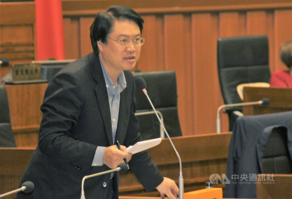 基隆市長林右昌13日在市議會列席施政總質詢,被問到若總統蔡英文連任是否會想到中央服務,林右昌表示,把市長做好比較重要,目前沒有其他想法。中央社記者王朝鈺攝 108年11月13日