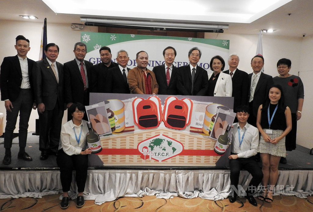 台灣家扶基金會菲律賓分事務所13日開幕,董事長趙犁民(後排右6)參加開幕式,與曼達路永市(Mandaluyong)地方兒童保護委員會主席爾曼內塔(Leo Urmeneta)(後排左6)等人合影。中央社記者陳妍君馬尼拉攝 108年11月13日
