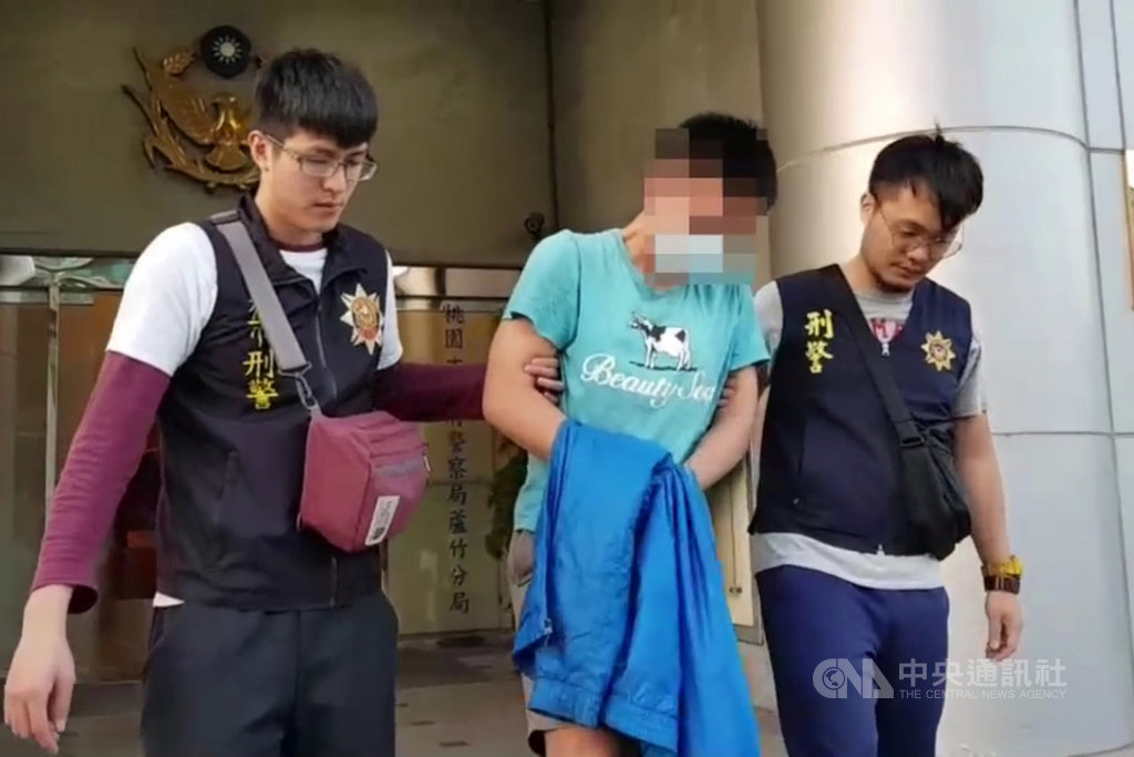 蘆竹警分局偵查隊經過2個月的布線蒐證,12日在桃園區逮捕一名28歲的周姓男子(中),並起出69顆藥錠毒品;警方懷疑周嫌自行稀釋純度,以降低成本。(桃園市警局蘆竹分局提供)中央社記者吳睿騏桃園傳真 108年11月13日