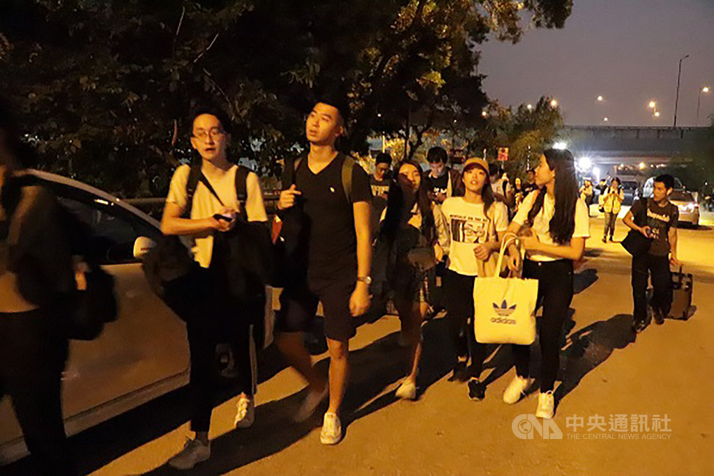 香港中文大學連日發生嚴重警民衝突,香港台北經濟文化辦事處13日晚應要求協助該校台生返台。圖為台生集體步出校園,前往搭乘專車。中央社記者張謙香港攝 108年11月13日