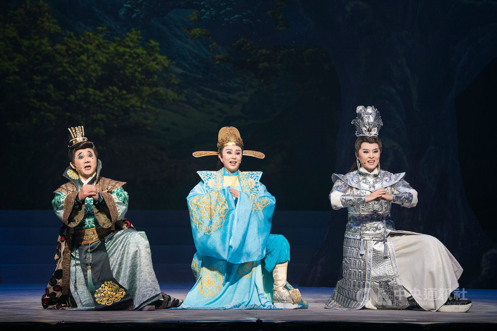 明華園戲劇總團90週年壓軸代表作「大河彈劍」,由陳勝在(左起)、孫翠鳳與李郁真主演,16日起在國家戲劇院首演。(國家兩廳院提供)中央社記者趙靜瑜傳真 108年11月13日