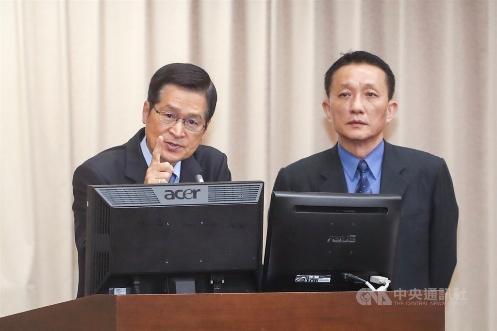 國防部長嚴德發(左)13日在立法院表示,中國戰機數量約2000架,當面部署約700架,空軍新購的66架F-16V(Block70)成軍後,空軍將擁有350架戰機,雙方戰機數量約2:1;空軍也說,以全壽期25年計算,F-16V約需新台幣940億元維修保養費。圖右為空軍參謀長劉任遠中將。中央社記者裴禛攝 108年11月12日