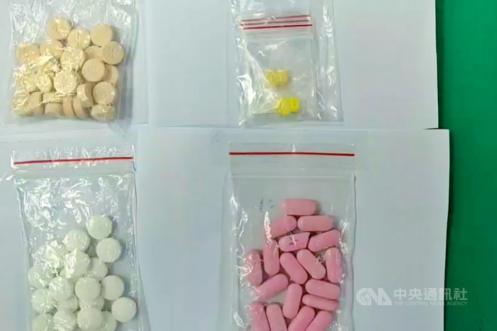 桃園市蘆竹警分局12日逮捕一名28歲的周姓男子,起出69顆藥錠毒品,警方懷疑,周男刻意將毒品製成感冒藥錠形狀,躲避查緝。(桃園市警局蘆竹分局提供)中央社記者吳睿騏桃園傳真 108年11月13日