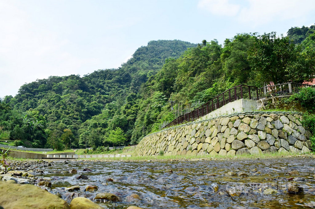 新北市農業局辦理「石碇區永定里姑娘廟前野溪整治工程」,將地方人文意象及生態融入工程設計,建立具友善生態的水域環境,獲市府公共工程優質獎肯定。(新北市農業局提供)中央社記者王鴻國傳真 108年11月13日