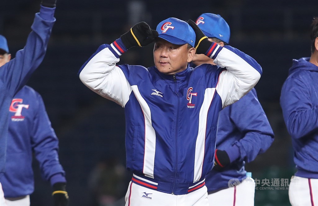 2019世界12強棒球賽複賽,中華隊12日交手韓國隊,先發投手張奕6.2局無失分好投,加上打線大爆發,終場以7比0擊敗韓國隊,拿下複賽首勝,總教練洪一中(圖)表示,贏得一點也不僥倖。中央社記者張新偉千葉攝 108年11月12日