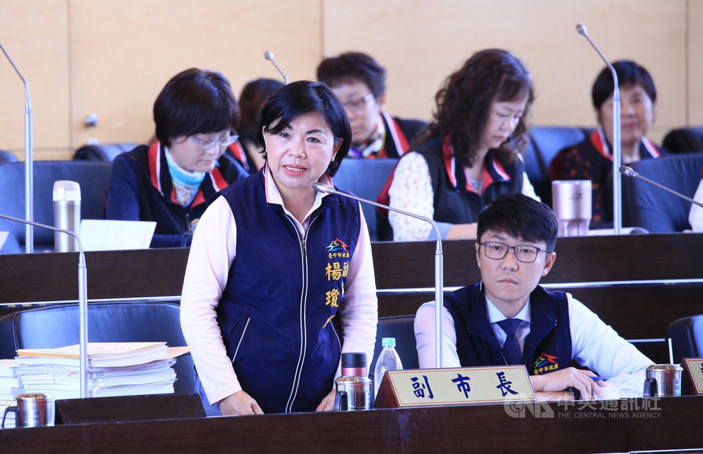 國民黨13日召開中常會,國民黨台中市黨部主委顏文正證實,已徵召台中市副市長楊瓊瓔(前左)投入台中第3選區(潭子、大雅、神岡、后里)選戰;楊瓊瓔說,待下午國民黨中常會通過徵召後,她將在個人臉書宣布最後決定。(市府提供)中央社記者郝雪卿傳真 108年11月13日
