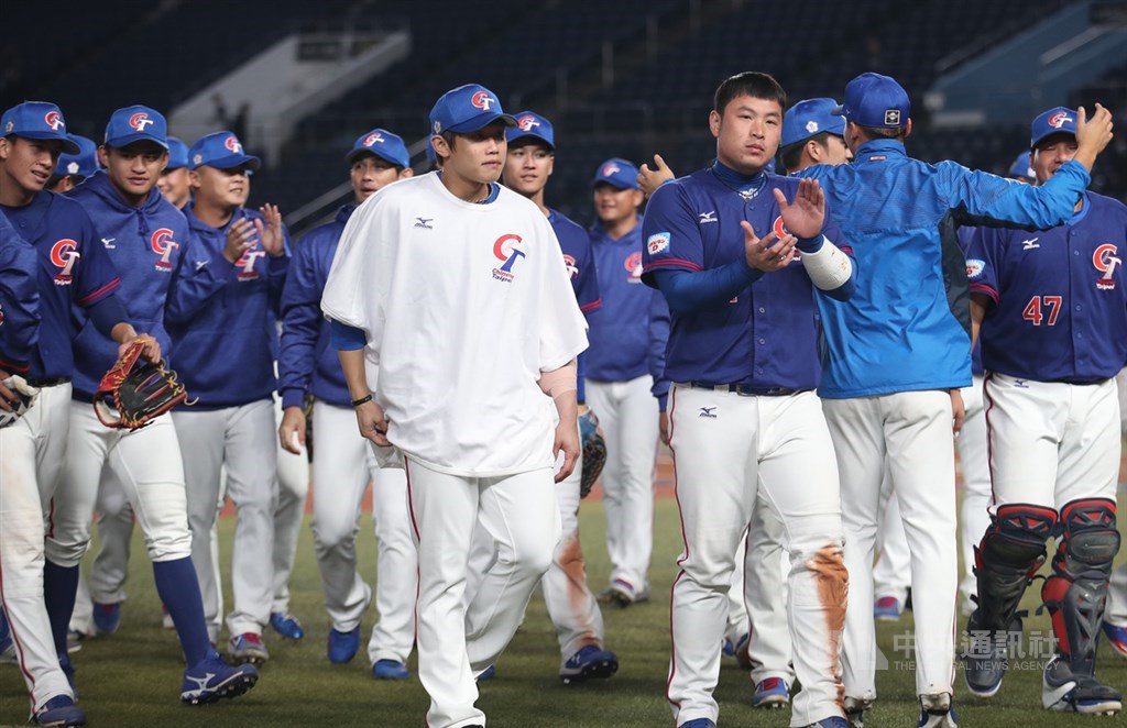 2019世界12強棒球賽複賽台韓大戰,12日晚間在日本千葉球場舉行,接替先發投手張奕投球的陳冠宇(中,白衣)後援1.1局,被敲1支安打,投1次保送,送出2次三振,複賽連2場投1.1局都沒有失分。中央社記者張新偉千葉攝 108年11月12日
