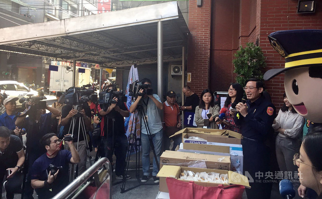 為慶祝世界12強棒球賽複賽中華隊完封韓國隊,新北市中和警分局長林故廷(右持麥克風者)與警員崔萬鑫,13日發放600份雞排,與民眾分享中華隊獲勝喜悅。(翻攝畫面)中央社記者黃旭昇新北傳真 108年11月13日