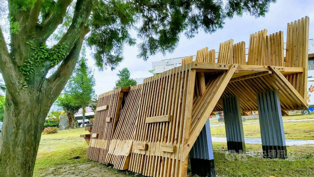 在台東縣卑南國小校園內大樹下,「閱讀夢公園」13日正式啟用,結合樹屋平台,提供孩子們一處絕佳的閱讀和休憩空間,在親近樹木之餘,也能輕鬆閱讀、放鬆身心。(台東縣政府提供)中央社記者盧太城台東傳真 108年11月13日