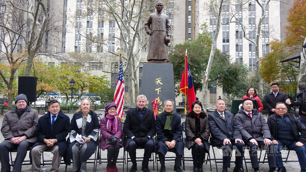 歷經紐約僑界8年努力,國父孫中山銅像永久豎立在曼哈頓哥倫布公園。紐約市長白思豪(左5)、僑委會委員長吳新興(右5)等人美東時間12日出席揭幕典禮。中央社記者尹俊傑紐約攝 108年11月13日