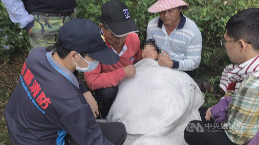 苗栗卓蘭鎮56歲吳姓婦人(中)領有身心障礙手冊,10日下午外出失蹤,警消動員上百人搜山,相隔43小時後,吳婦在距住家約500公尺處果園被尋獲,所幸意識清楚無大礙。(苗栗縣山城救援協會提供)中央社記者管瑞平傳真 108年11月13日