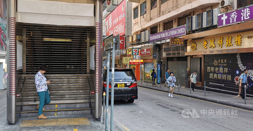 受「反送中」示威者破壞,香港13日的交通幾近癱瘓,地鐵因遭破壞而停開多條路線。圖為位於鬧區的荃灣線尖沙咀站出口,當天上午門可羅雀。中央社記者張謙香港攝 108年11月13日