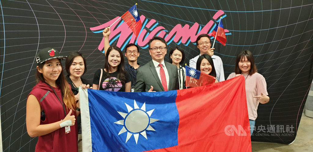 邁阿密經文處與NBA邁阿密熱火隊於美東時間12日舉辦「台灣傳統夜」,宣揚台灣文化。當地台僑與留學生揮舞中華民國國旗,高喊Taiwan Go Go Go,讓熱火隊主場充滿濃濃台灣味。(邁阿密經文處提供)中央社記者江今葉華盛頓傳真 108年11月13日