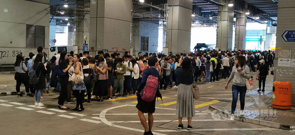 受「反送中」示威者破壞,香港13日的交通幾近癱瘓,全港650條公車專線中,當天上午只有100條線路提供有限度服務。圖為乘客在大圍小巴站前大排長龍。中央社記者張謙香港攝 108年11月13日
