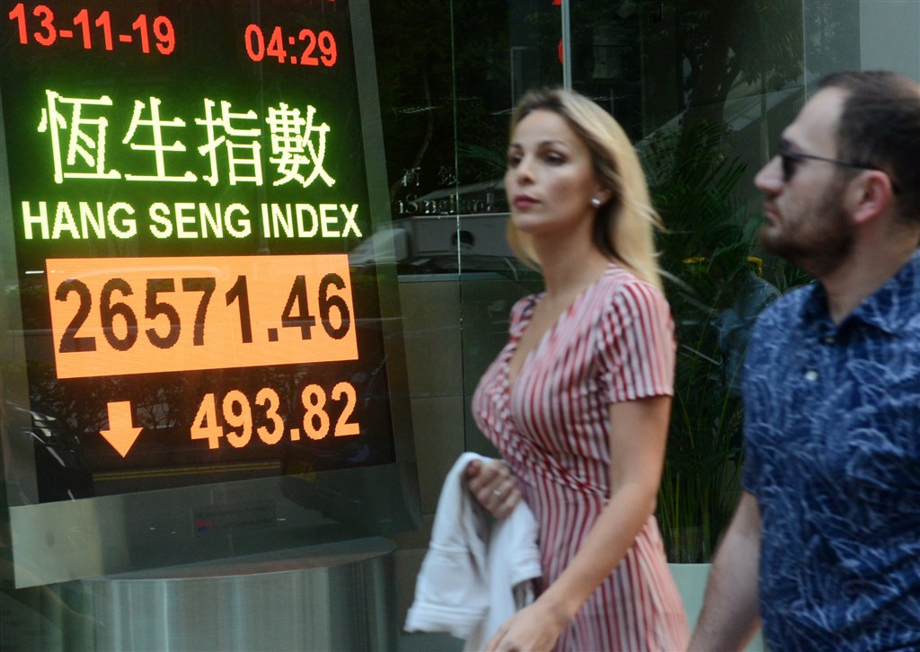 香港示威衝突升級,恆生指數13日重挫493.82點或1.82%,收26571.46點。(中新社提供)