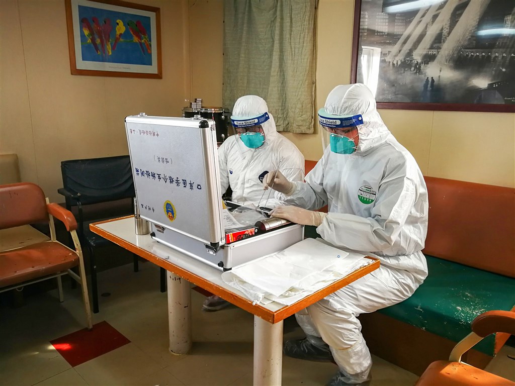 中國北部傳出爆發鼠疫後,內蒙中部烏蘭察布市上週展開執行「滅絕老鼠與跳蚤任務」。圖為2017年中國山東檢疫人員進行鼠疫防範演練。(中新社提供)