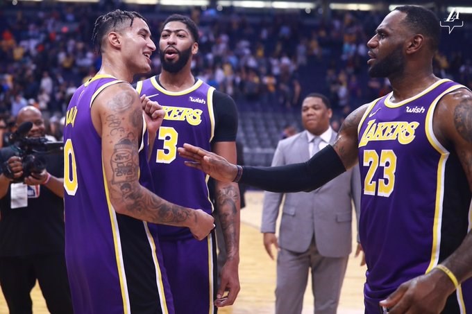 NBA洛杉磯湖人隊新星庫茲馬(左1)12日助球隊以123比115撲滅太陽隊。(圖取自twitter.com/Lakers)