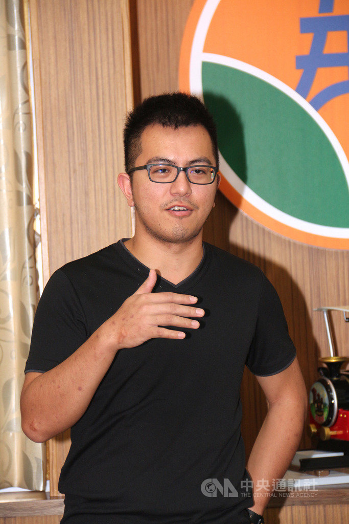 苗栗縣泰雅族青年謝念霆(圖)大學畢業後回鄉,與醫師父親謝福安一起種茶、製茶,今年在2019台灣御賞松紅小葉紅茶比賽,拿下特等、頭等、金牌獎,13日獲表揚。中央社記者管瑞平攝 108年11月13日