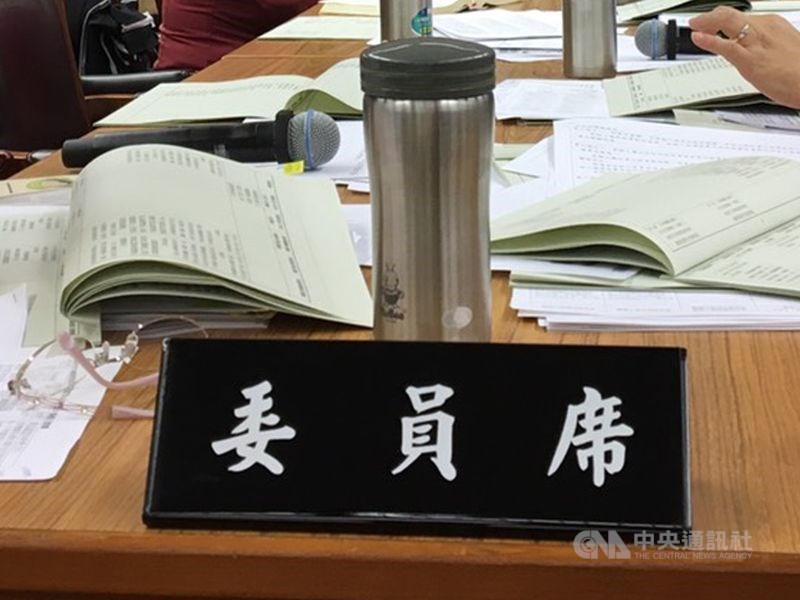 立法院司法及法制委員會13日初審通過刑法第150條條文修正草案,明定聚集3人以上為「聚眾」並增列意圖要件。(示意圖/中央社檔案照片)