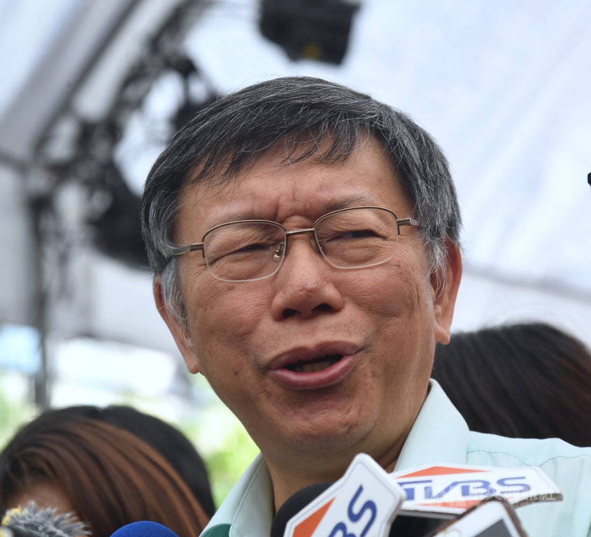 親民黨主席宋楚瑜將參選2020總統選舉,台北市長柯文哲(圖)13日出席南門中繼市場開幕典禮時受訪表示,先前私下聊天時,宋楚瑜有親自對他表達參選意願,他認為既然要選就要努力去做,致贈的花籃上寫著「勇往直前」4字。中央社記者王飛華攝 108年11月13日
