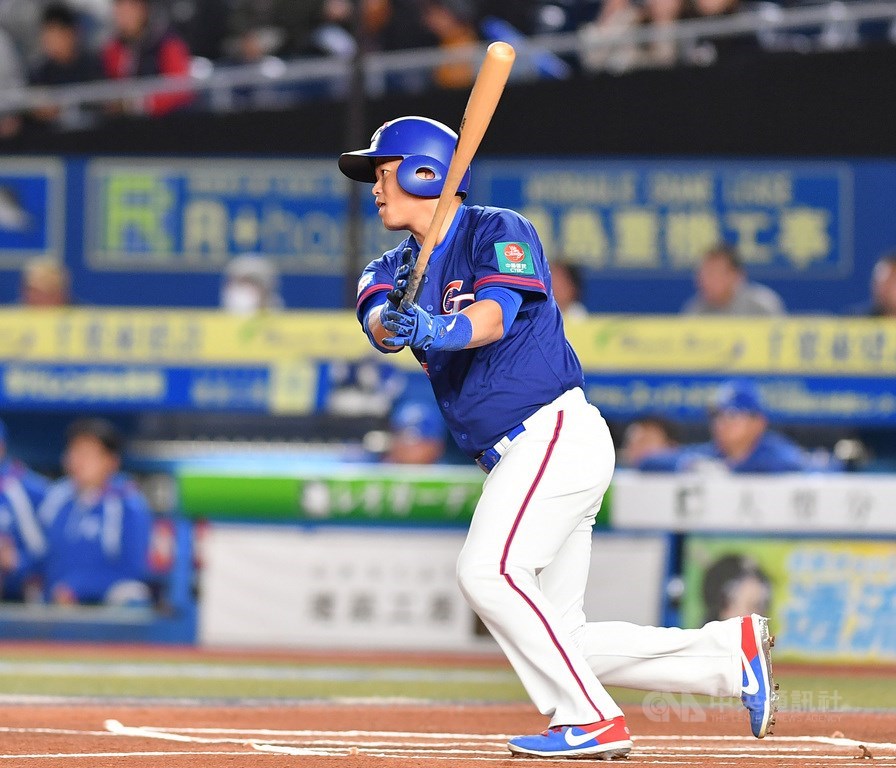 2019世界12強棒球賽複賽,台灣時間12日晚間6時在日本千葉ZOZO球場舉行,中華隊對戰韓國隊,1局上中華隊胡金龍敲出安打上壘。中央社記者張新偉千葉攝 108年11月12日