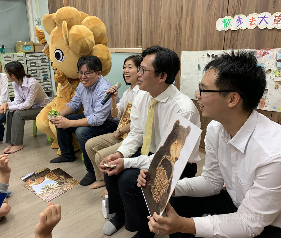 時代力量籍立委黃國昌(右2)13日帶領同黨成員到竹科,參訪智邦科技職工福利委員會附設幼兒園,並透過說故事活動與小朋友們互動。中央社記者郭宣彣攝 108年11月13日